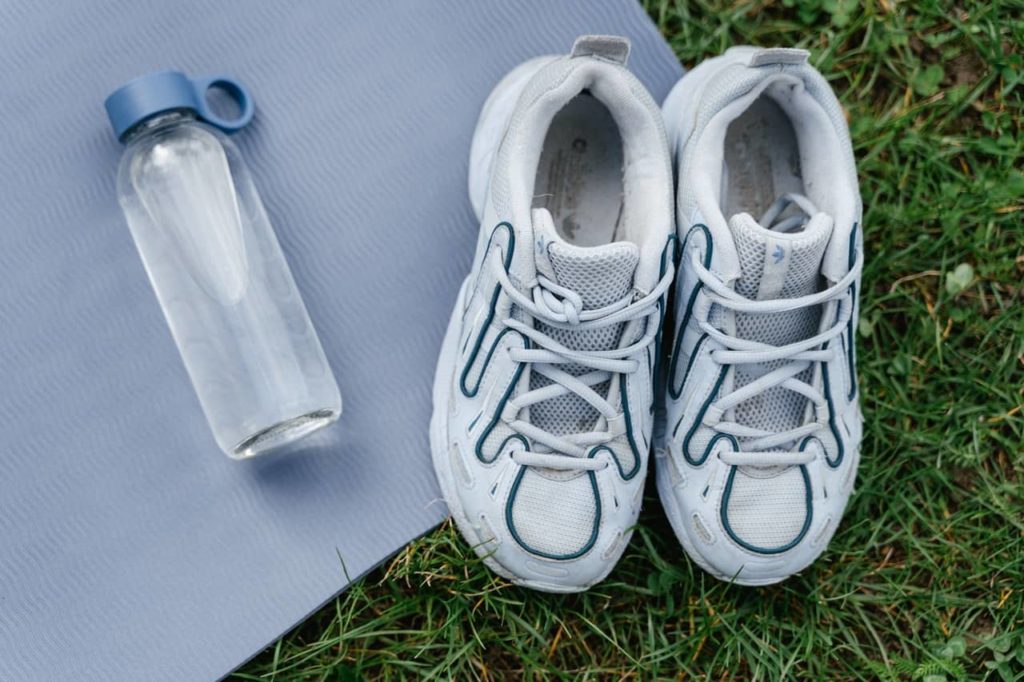 Des chaussures de sport